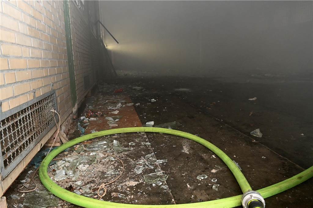 Eindrücke vom Feuerwehreinsatz in der ehemaligen Realschule an der Bismarckstraße in Hervest.