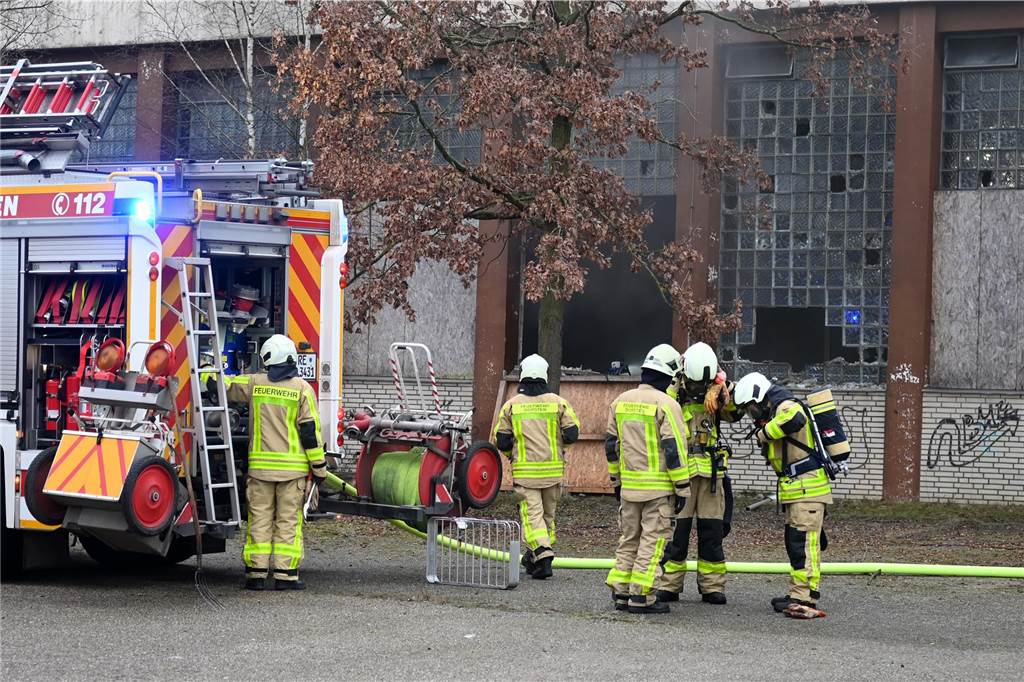 Eindrücke vom Feuerwehreinsatz in der ehemaligen Realschule an der Bismarckstraße in Hervest.