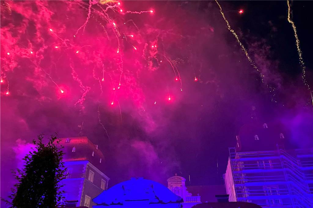 Eindrücke vom Feuerwerk am Ahauser Schloss, das zum Abschluss des Herbstmarktes Hunderte Besucher auf dem Sümmermannplatz zum Staunen und Genießen brachte.