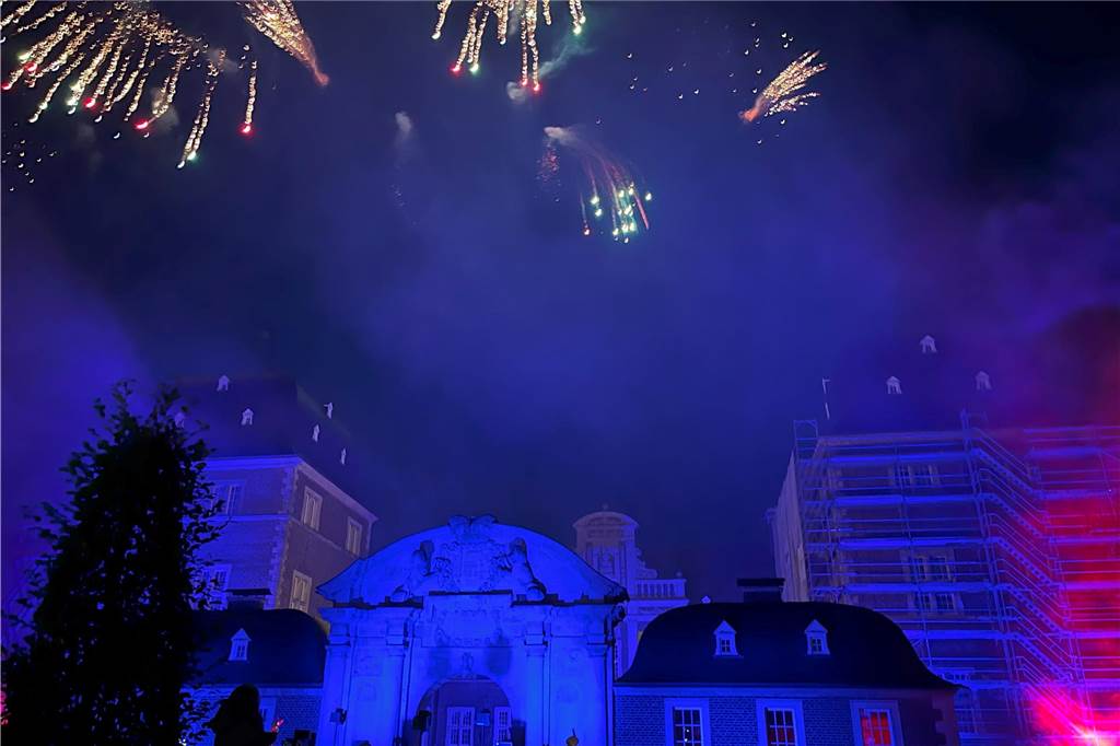 Eindrücke vom Feuerwerk am Ahauser Schloss, das zum Abschluss des Herbstmarktes Hunderte Besucher auf dem Sümmermannplatz zum Staunen und Genießen brachte.