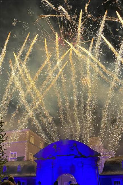 Eindrücke vom Feuerwerk am Ahauser Schloss, das zum Abschluss des Herbstmarktes Hunderte Besucher auf dem Sümmermannplatz zum Staunen und Genießen brachte.