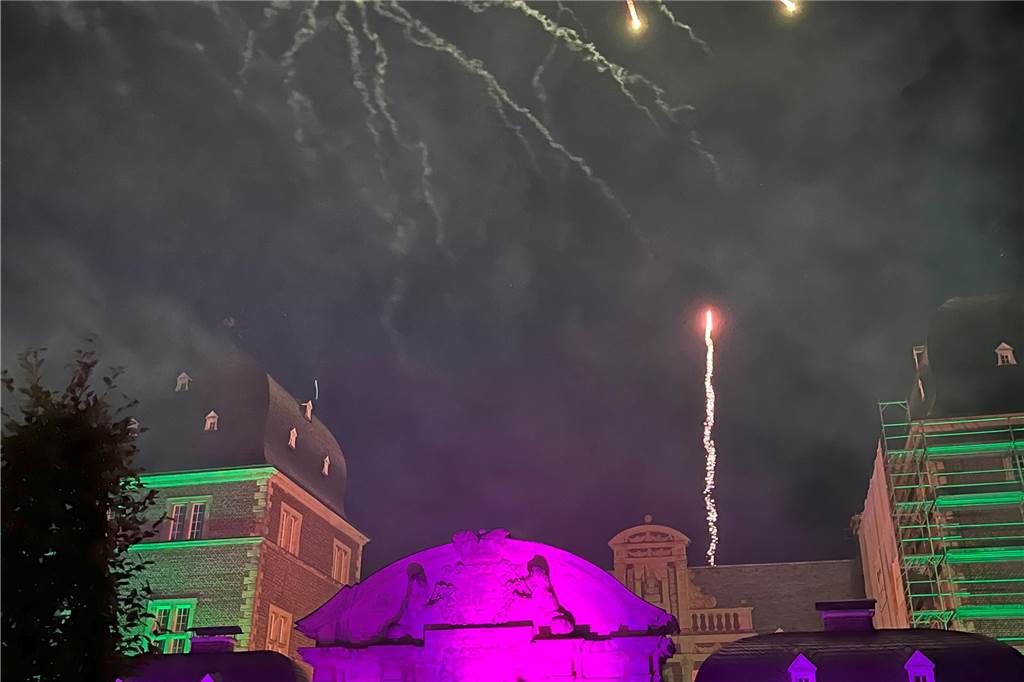 Eindrücke vom Feuerwerk am Ahauser Schloss, das zum Abschluss des Herbstmarktes Hunderte Besucher auf dem Sümmermannplatz zum Staunen und Genießen brachte.
