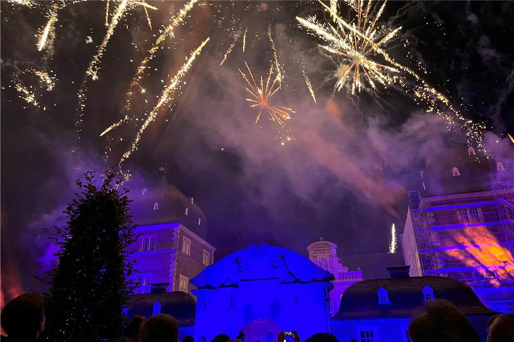 Eindrücke vom Feuerwerk am Ahauser Schloss, das zum Abschluss des Herbstmarktes Hunderte Besucher auf dem Sümmermannplatz zum Staunen und Genießen brachte.