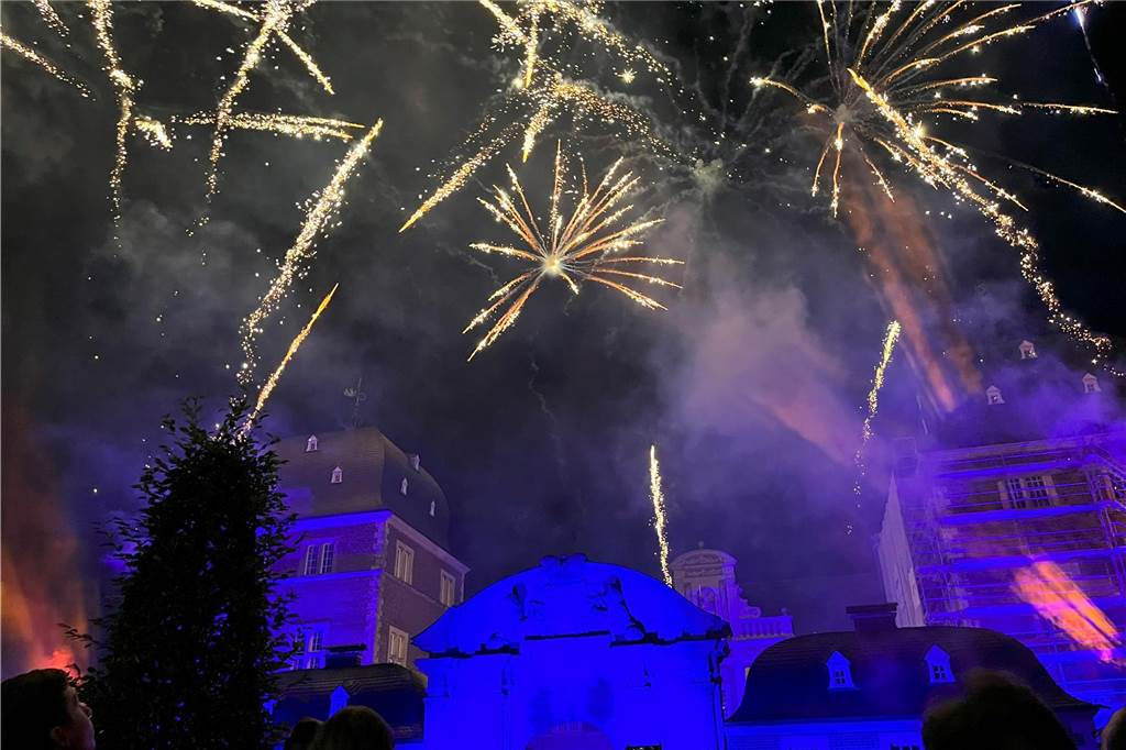 Eindrücke vom Feuerwerk am Ahauser Schloss, das zum Abschluss des Herbstmarktes Hunderte Besucher auf dem Sümmermannplatz zum Staunen und Genießen brachte,.