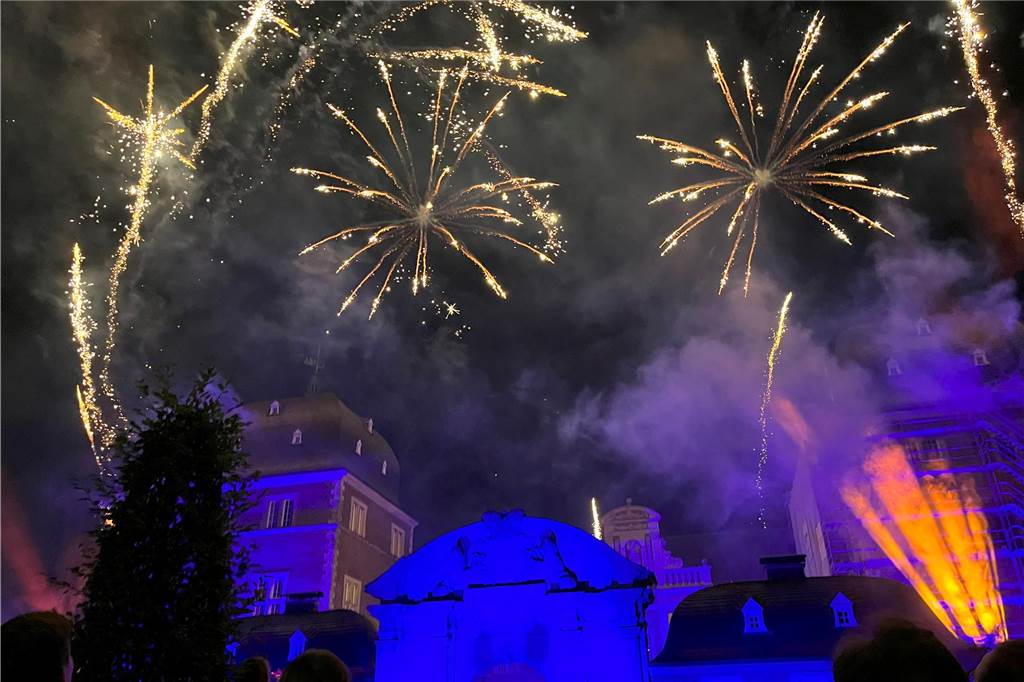 Eindrücke vom Feuerwerk am Ahauser Schloss, das zum Abschluss des Herbstmarktes Hunderte Besucher auf dem Sümmermannplatz zum Staunen und Genießen brachte,.