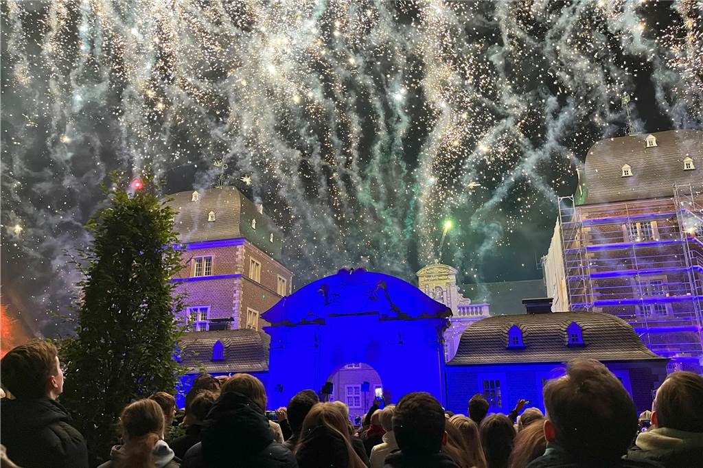 Eindrücke vom Feuerwerk am Ahauser Schloss, das zum Abschluss des Herbstmarktes Hunderte Besucher auf dem Sümmermannplatz zum Staunen und Genießen brachte,.