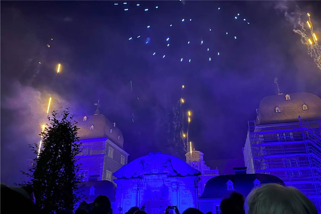 Eindrücke vom Feuerwerk am Ahauser Schloss, das zum Abschluss des Herbstmarktes Hunderte Besucher auf dem Sümmermannplatz zum Staunen und Genießen brachte,.