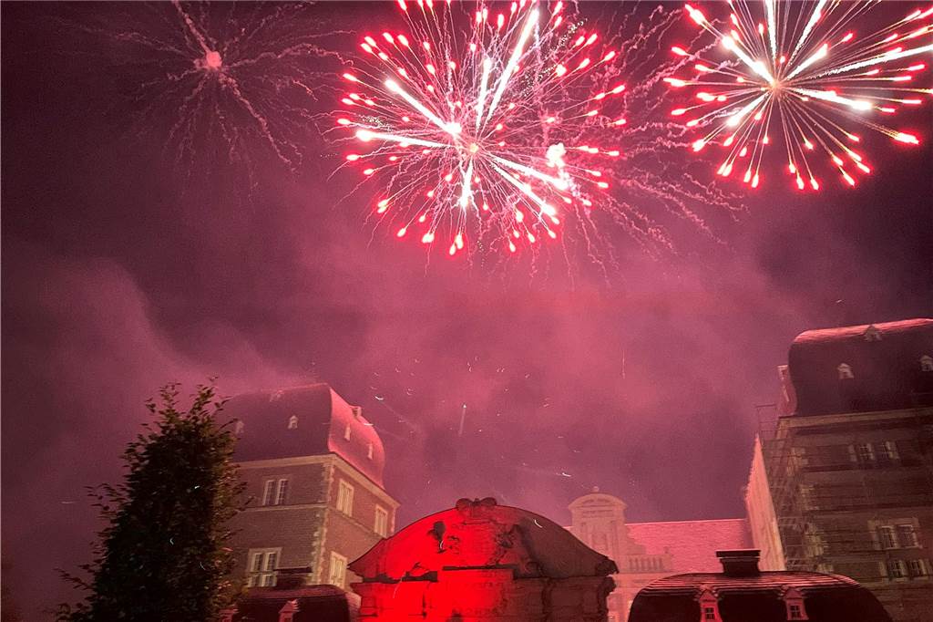 Eindrücke vom Feuerwerk am Ahauser Schloss, das zum Abschluss des Herbstmarktes Hunderte Besucher auf dem Sümmermannplatz zum Staunen und Genießen brachte,.