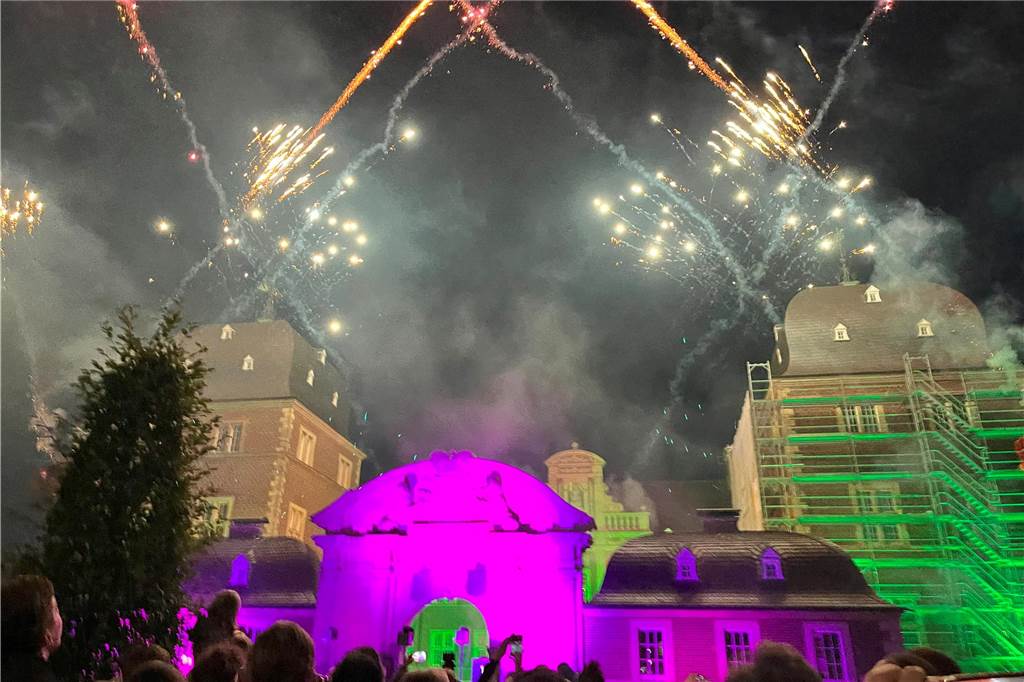 Eindrücke vom Feuerwerk am Ahauser Schloss, das zum Abschluss des Herbstmarktes Hunderte Besucher auf dem Sümmermannplatz zum Staunen und Genießen brachte,.