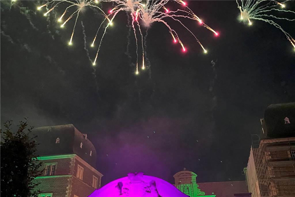Eindrücke vom Feuerwerk am Ahauser Schloss, das zum Abschluss des Herbstmarktes Hunderte Besucher auf dem Sümmermannplatz zum Staunen und Genießen brachte,.