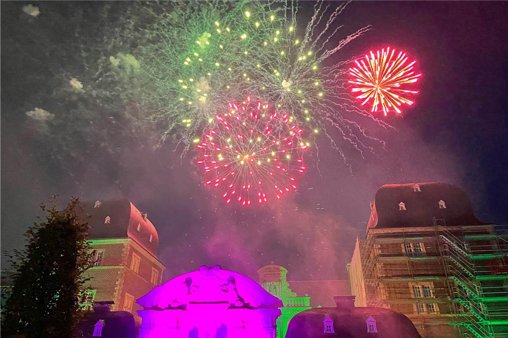 Eindrücke vom Feuerwerk am Ahauser Schloss, das zum Abschluss des Herbstmarktes Hunderte Besucher auf dem Sümmermannplatz zum Staunen und Genießen brachte,.
