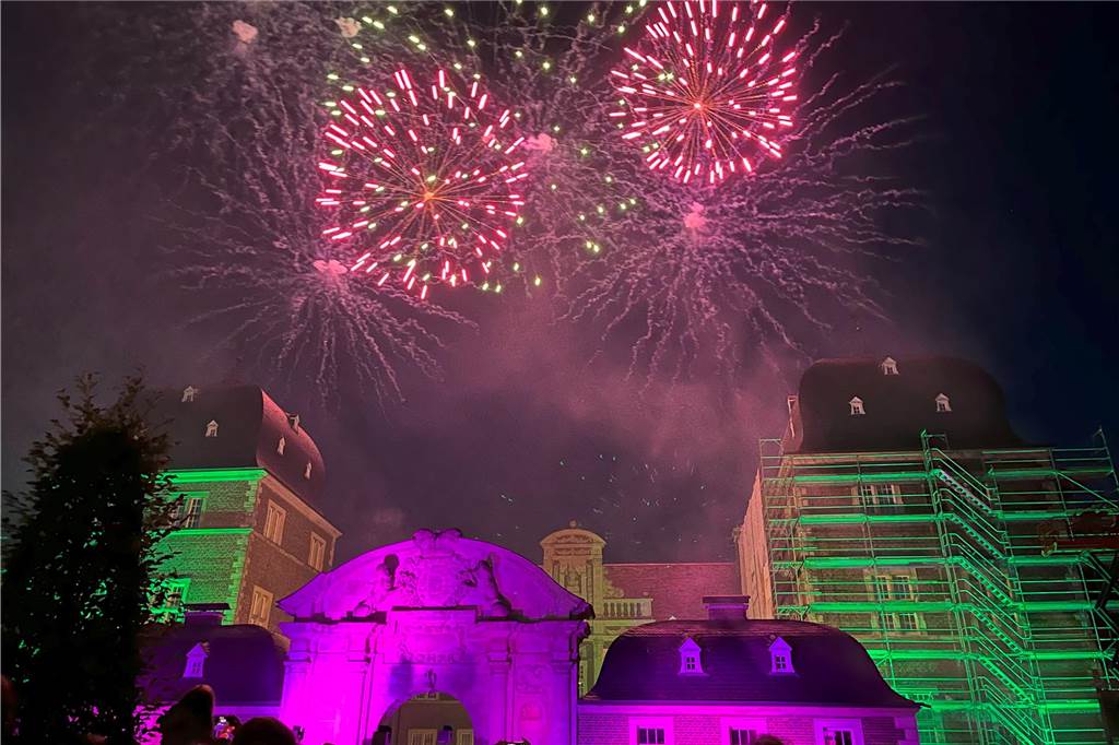 Eindrücke vom Feuerwerk am Ahauser Schloss, das zum Abschluss des Herbstmarktes Hunderte Besucher auf dem Sümmermannplatz zum Staunen und Genießen brachte,.