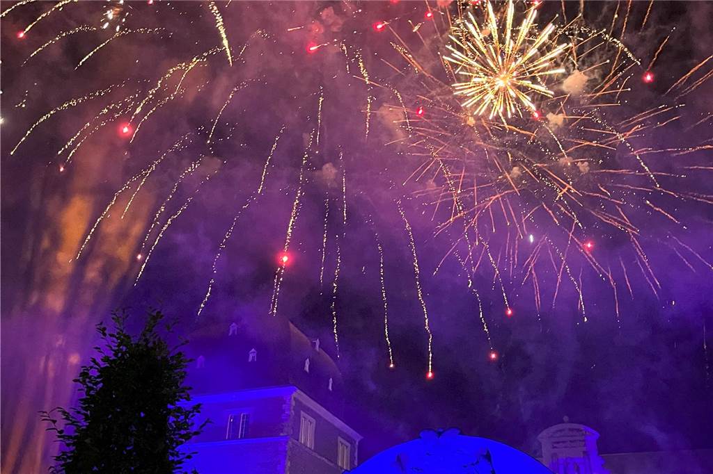 Eindrücke vom Feuerwerk am Ahauser Schloss, das zum Abschluss des Herbstmarktes Hunderte Besucher auf dem Sümmermannplatz zum Staunen und Genießen brachte,.
