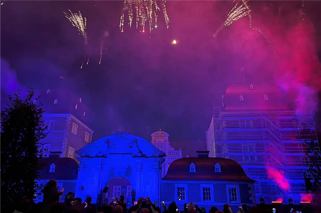 Eindrücke vom Feuerwerk am Ahauser Schloss, das zum Abschluss des Herbstmarktes Hunderte Besucher auf dem Sümmermannplatz zum Staunen und Genießen brachte,.