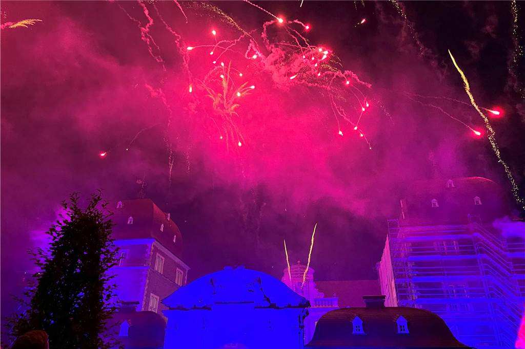 Eindrücke vom Feuerwerk am Ahauser Schloss, das zum Abschluss des Herbstmarktes Hunderte Besucher auf dem Sümmermannplatz zum Staunen und Genießen brachte,.