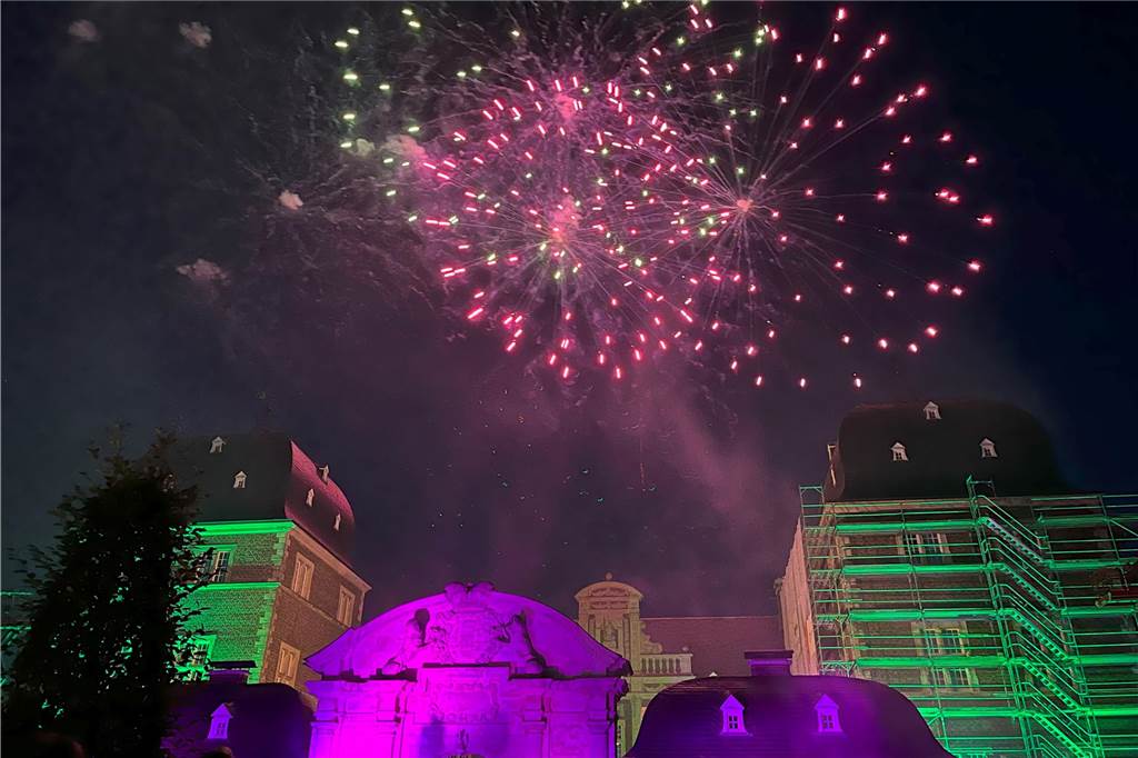 Eindrücke vom Feuerwerk am Ahauser Schloss, das zum Abschluss des Herbstmarktes Hunderte Besucher auf dem Sümmermannplatz zum Staunen und Genießen brachte,.