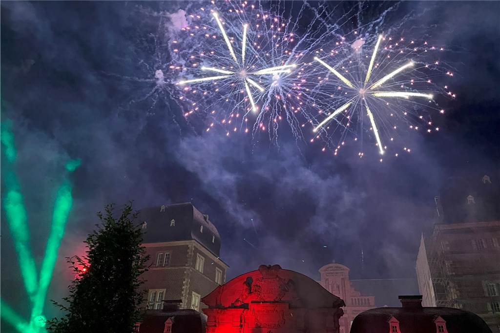 Eindrücke vom Feuerwerk am Ahauser Schloss, das zum Abschluss des Herbstmarktes Hunderte Besucher auf dem Sümmermannplatz zum Staunen und Genießen brachte,.