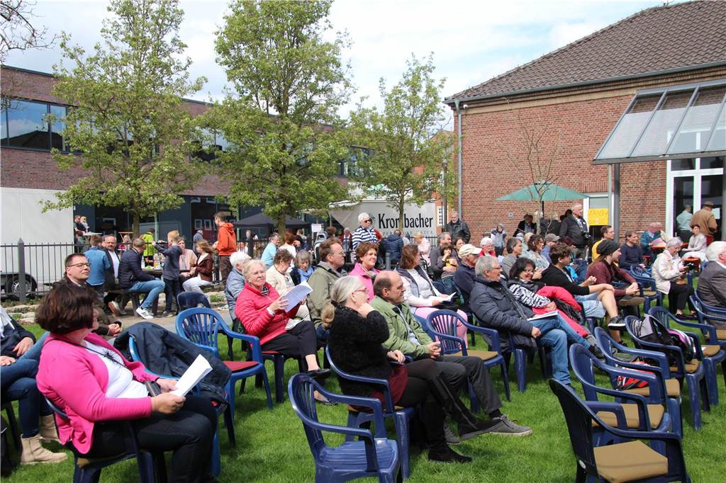 Eindrücke vom Gottesdienst im Gartenpark und dem Gemeindefest in und an der Christuskirche.