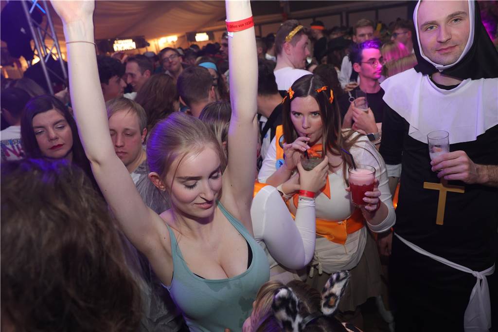 Menschen feiern in Olfen Karneval