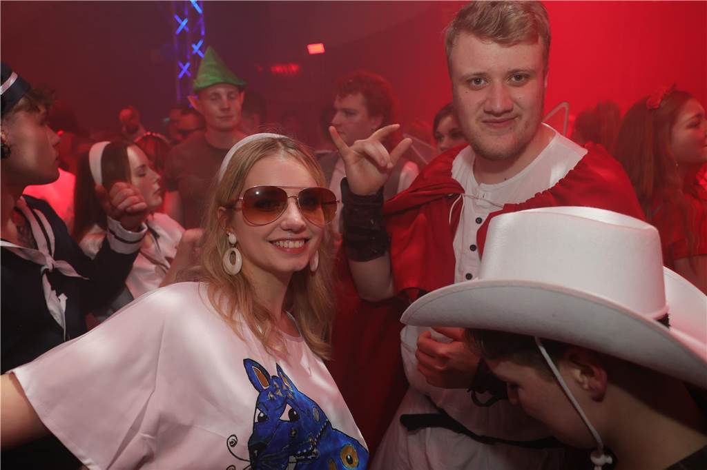 Menschen feiern in Olfen Karneval