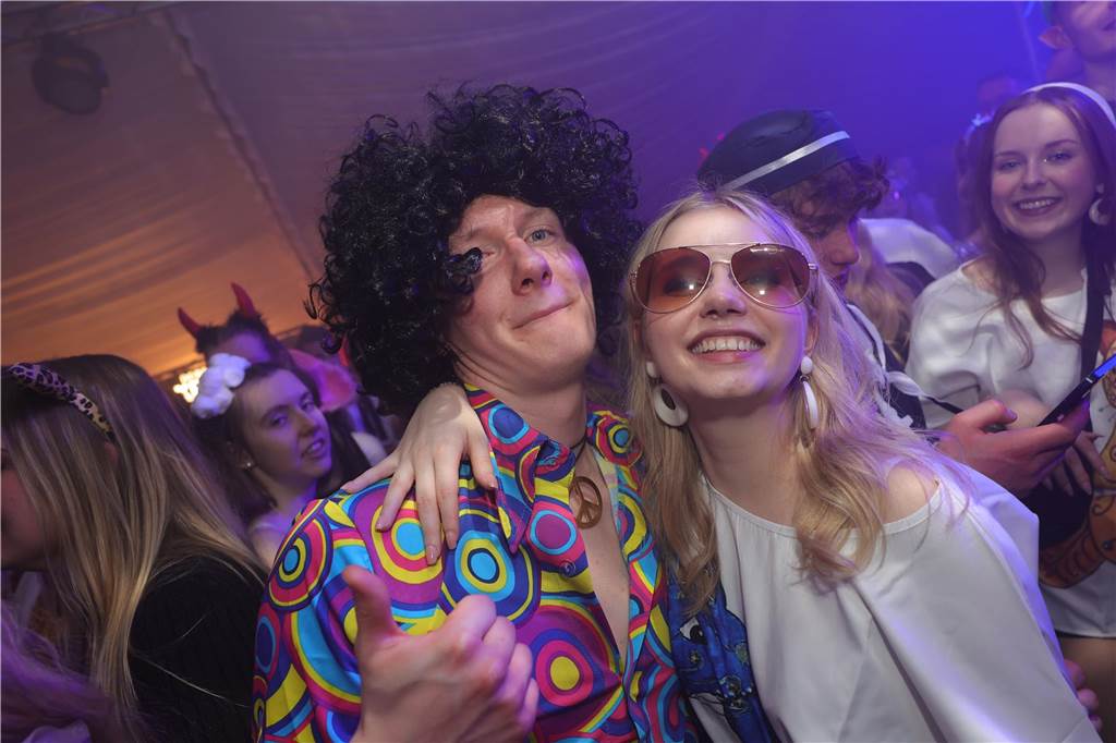 Menschen feiern in Olfen Karneval