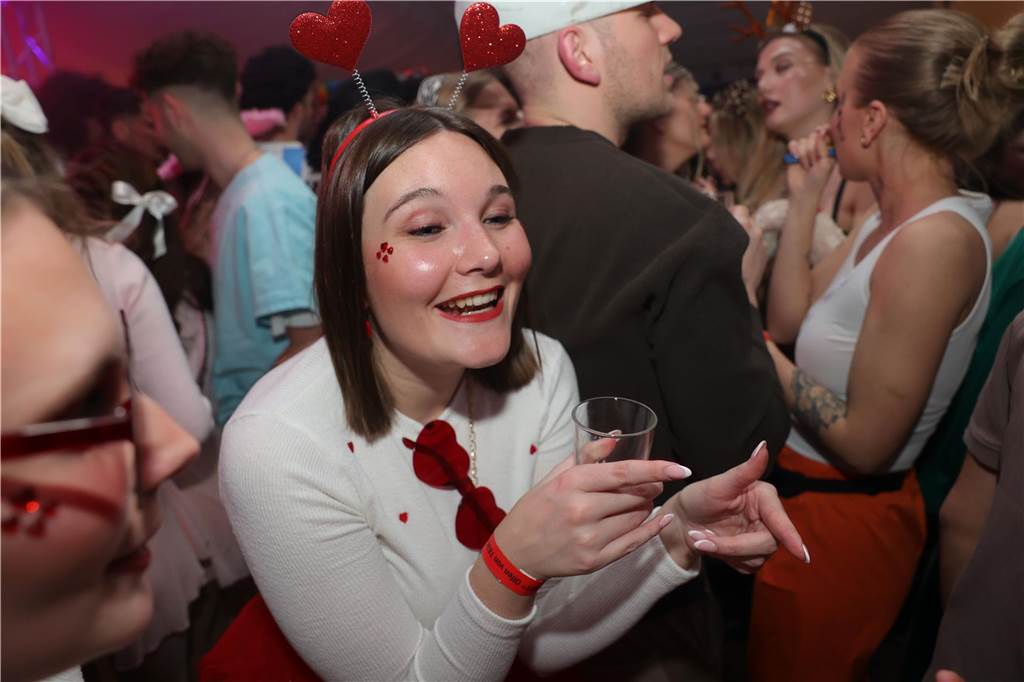 Menschen feiern in Olfen Karneval