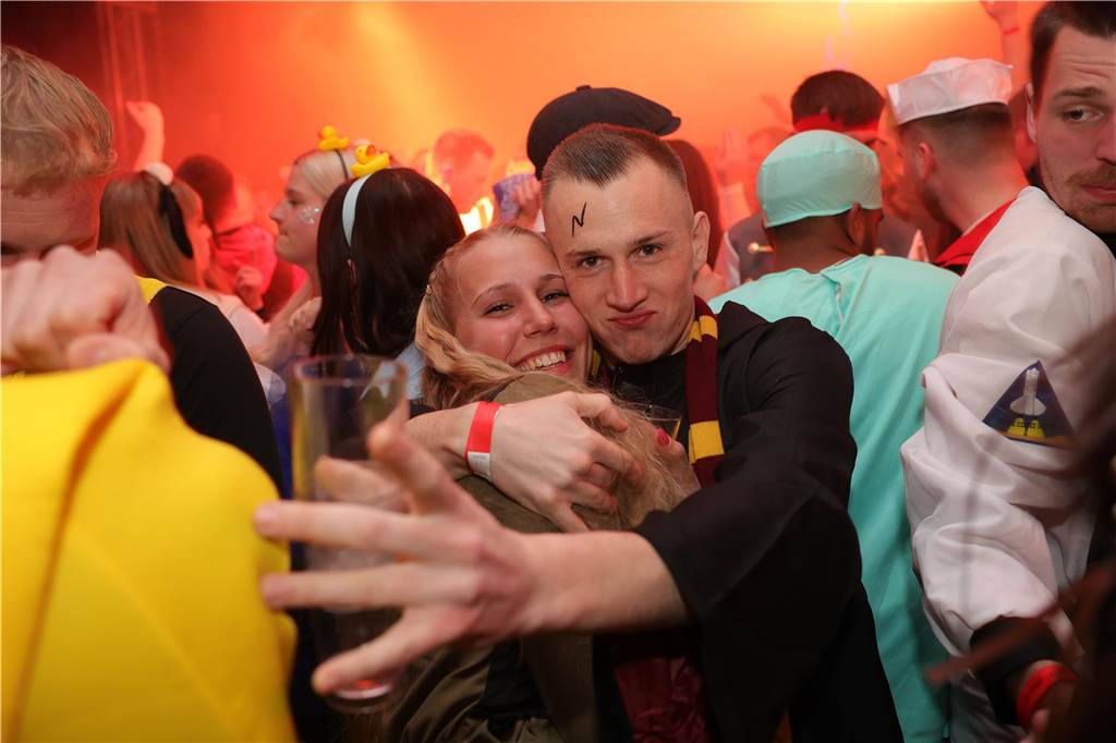 Menschen feiern in Olfen Karneval