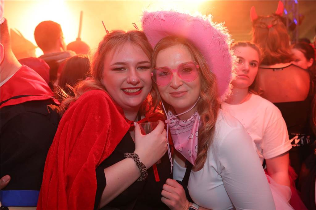Menschen feiern in Olfen Karneval