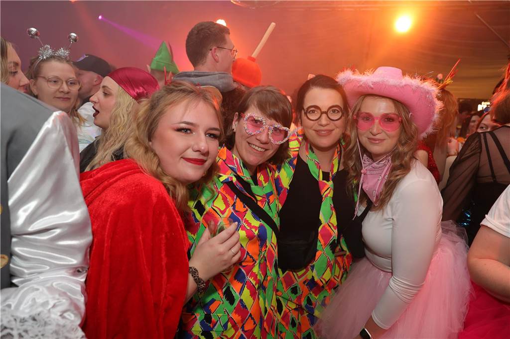 Menschen feiern in Olfen Karneval
