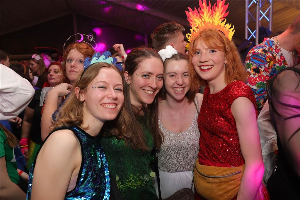 Menschen feiern in Olfen Karneval
