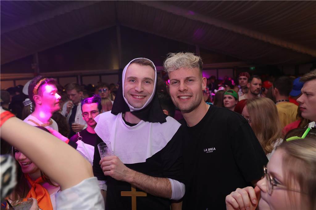 Menschen feiern in Olfen Karneval