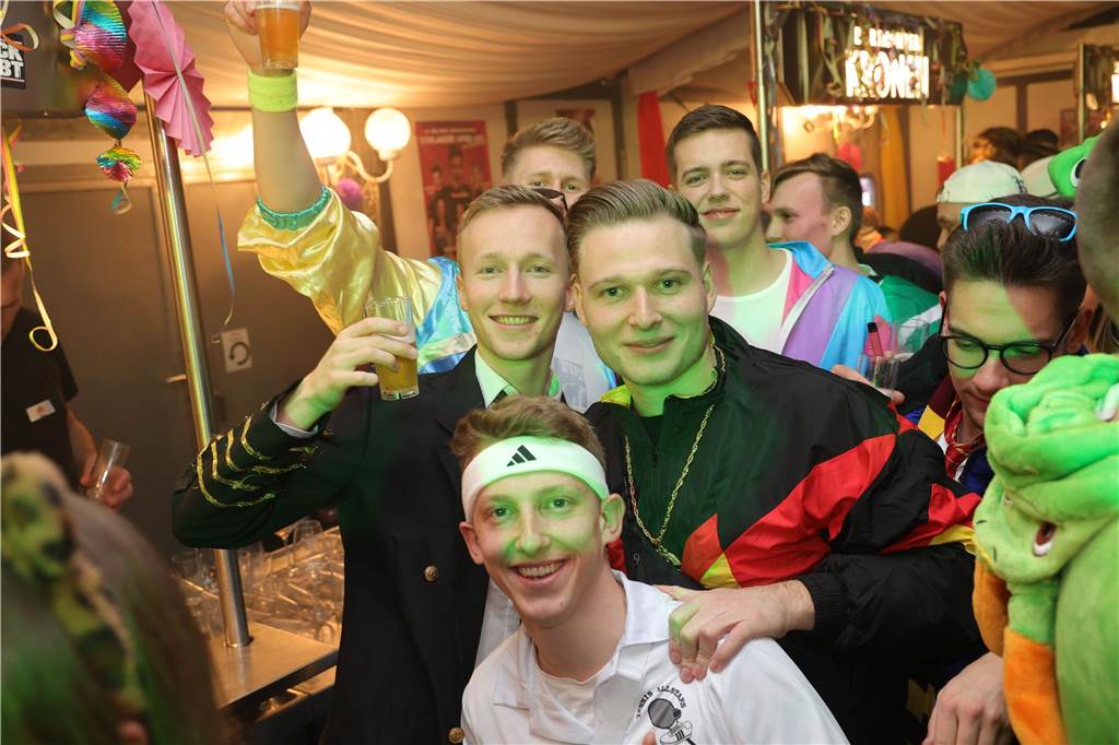 Menschen feiern in Olfen Karneval