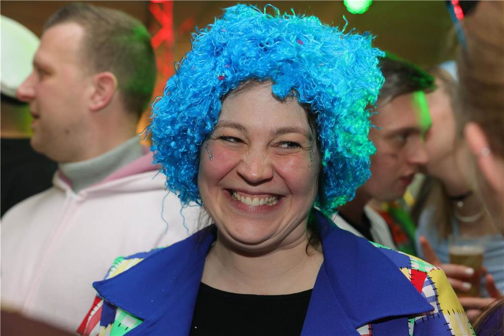 Menschen feiern in Olfen Karneval