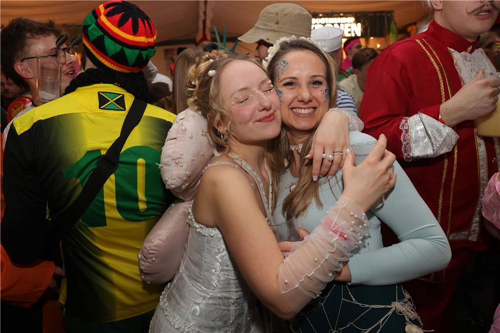 Menschen feiern in Olfen Karneval