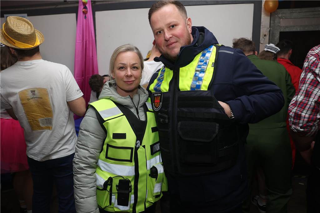 Menschen feiern in Olfen Karneval