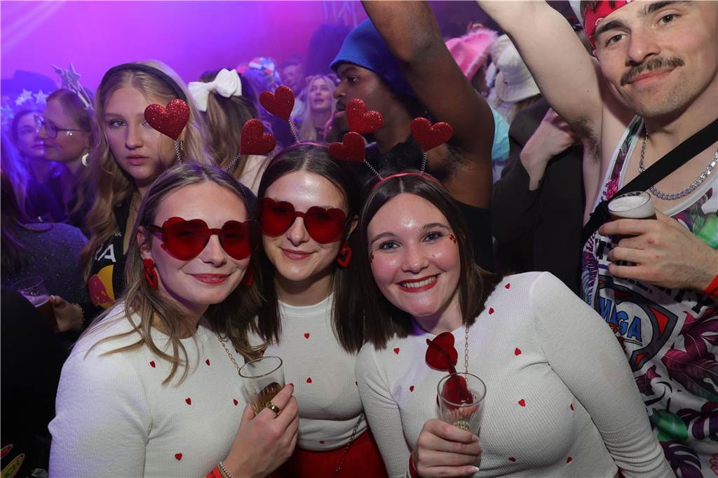 Menschen feiern in Olfen Karneval