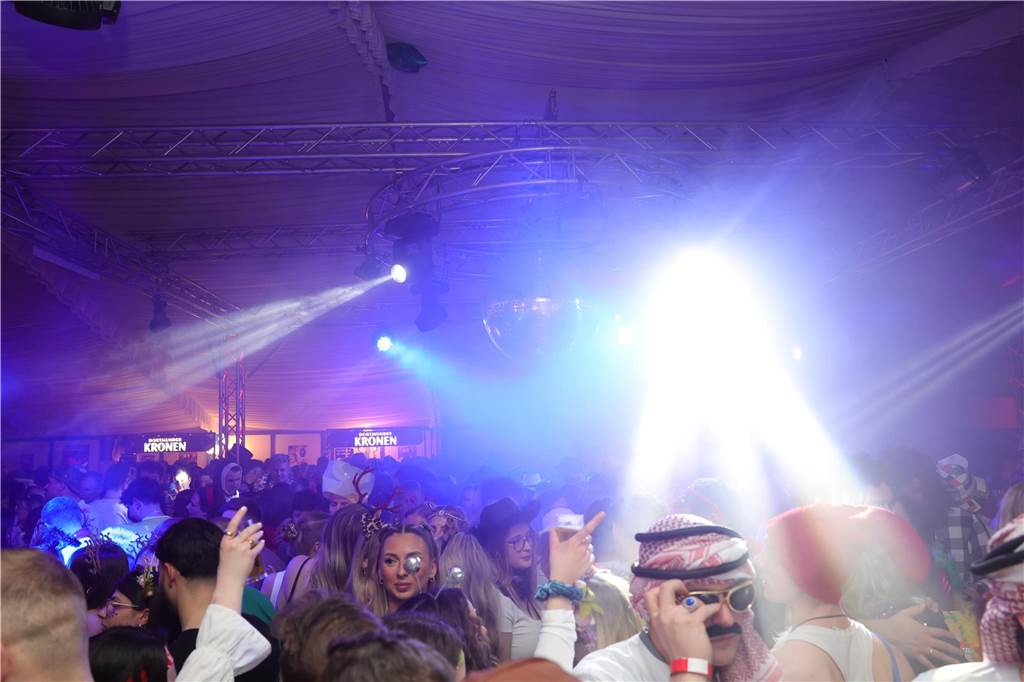Menschen feiern in Olfen Karneval
