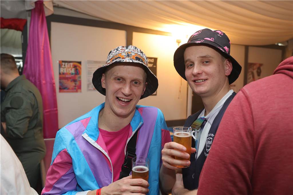 Menschen feiern in Olfen Karneval