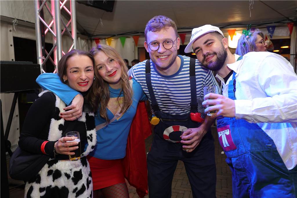 Menschen feiern in Olfen Karneval