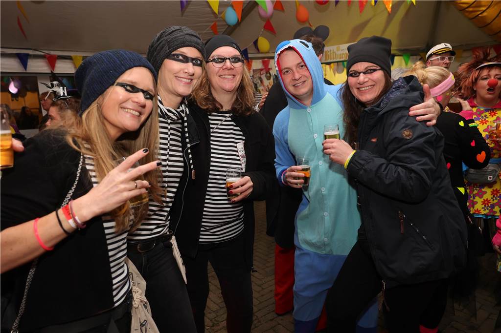 Menschen feiern in Olfen Karneval