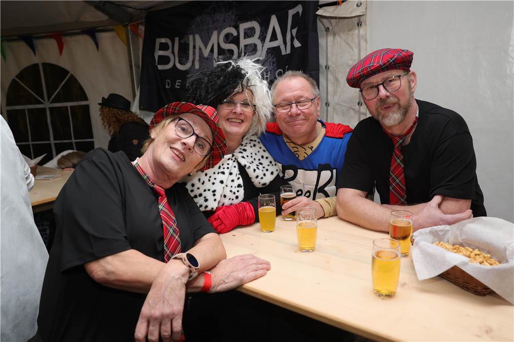 Menschen feiern in Olfen Karneval