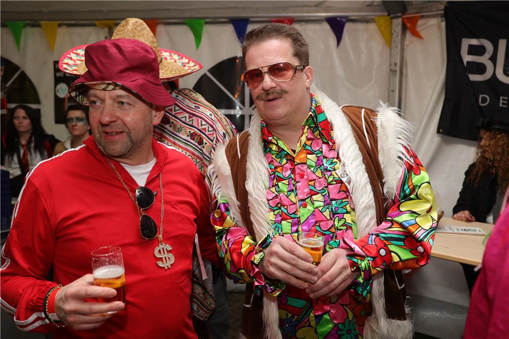 Menschen feiern in Olfen Karneval