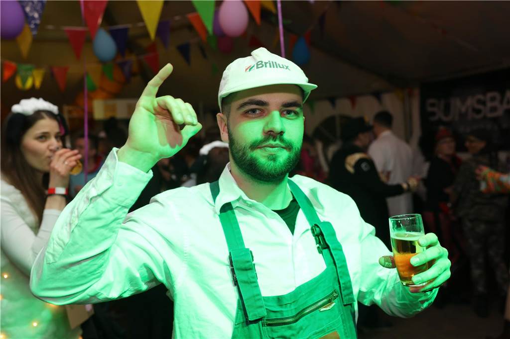 Menschen feiern in Olfen Karneval