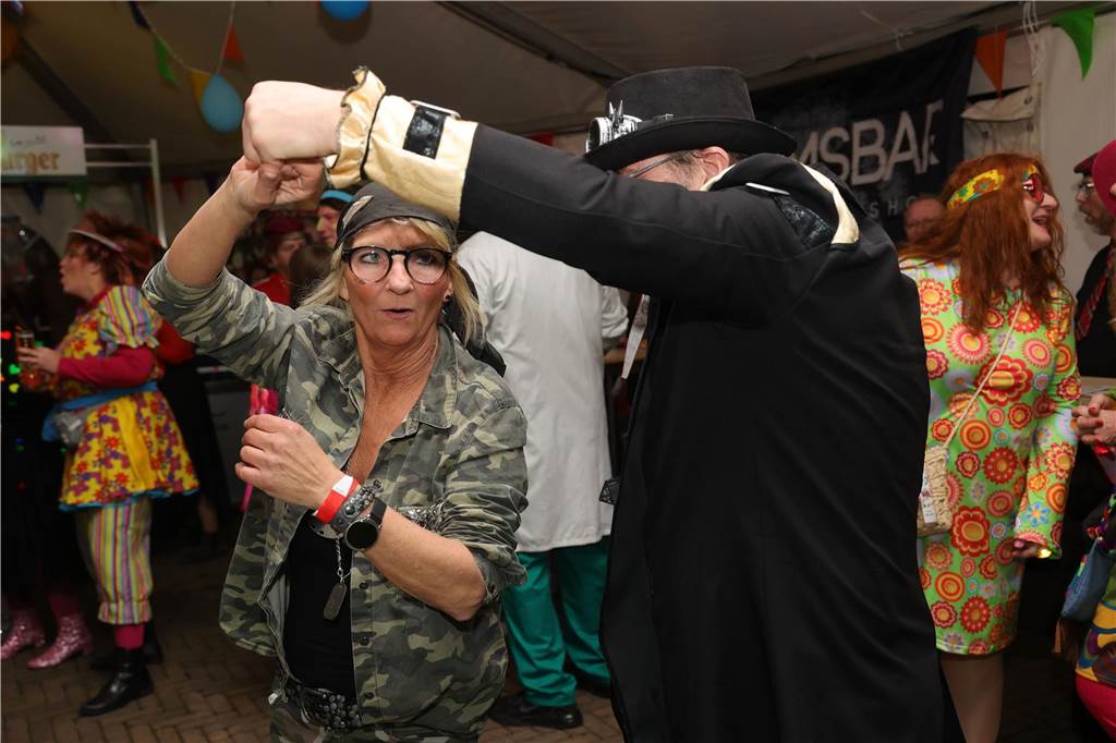 Menschen feiern in Olfen Karneval