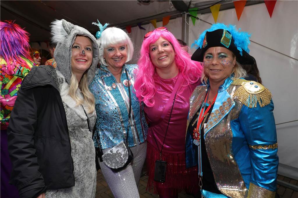 Menschen feiern in Olfen Karneval