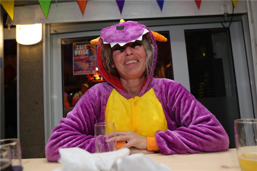 Menschen feiern in Olfen Karneval