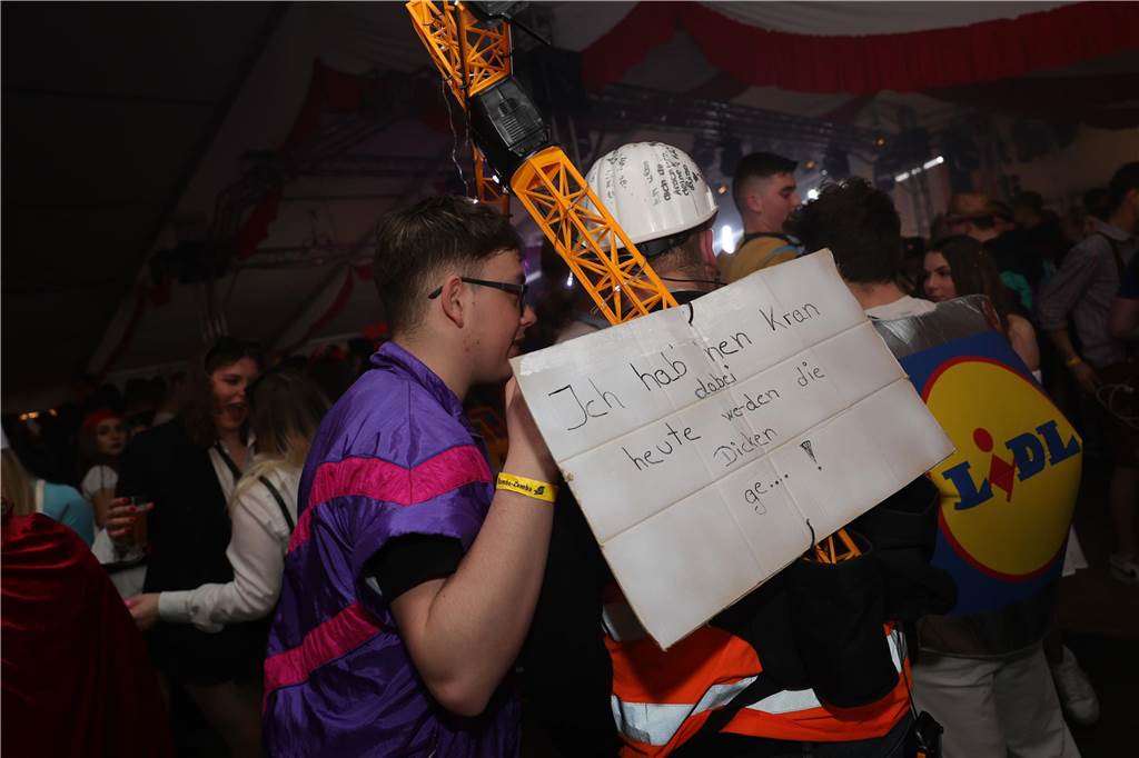 Menschen feiern in Olfen Karneval