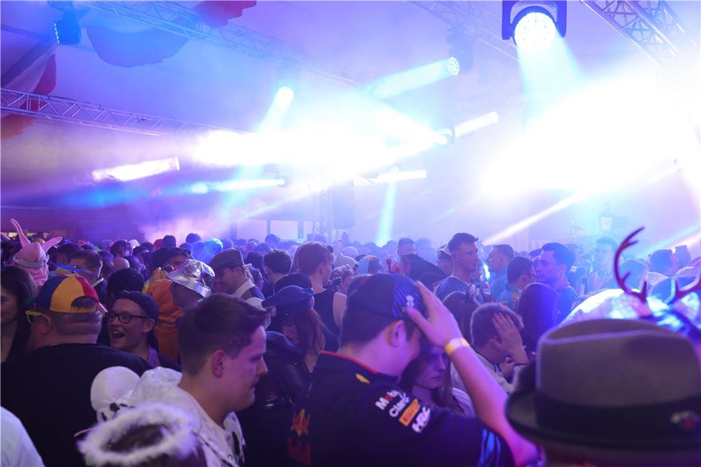 Menschen feiern in Olfen Karneval