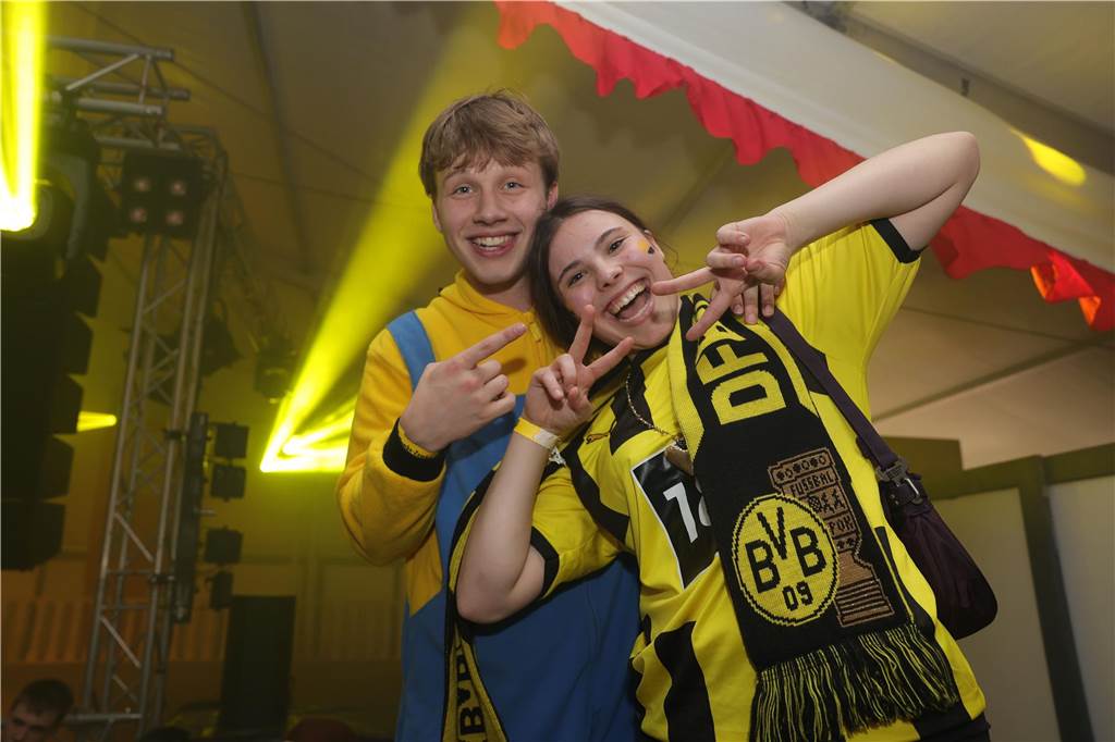 Menschen feiern in Olfen Karneval