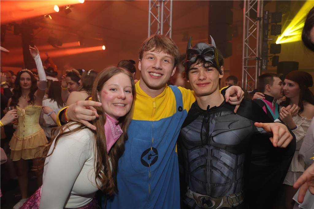 Menschen feiern in Olfen Karneval